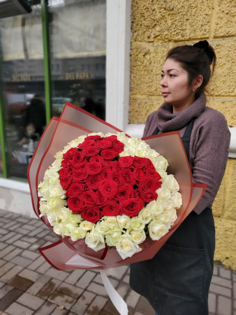 картинка 101 роза  в виде сердца